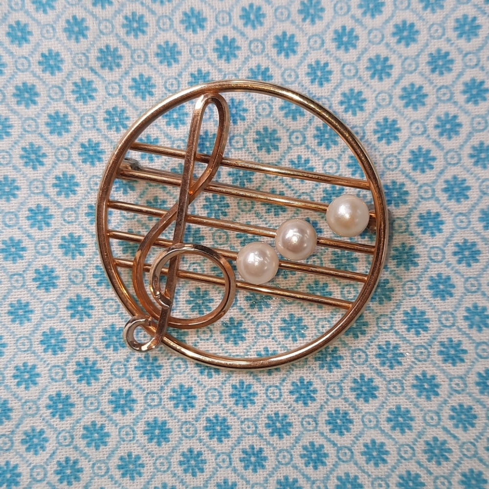 Krementz Pearl of Music treble clef brooch